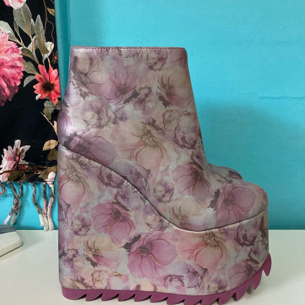 YRU size 6 floral platform boots